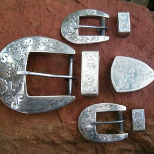Belt and spur strap buckles